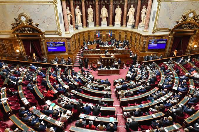 France : le Parlement adopte l'interdiction des réseaux sociaux pour les moins de 15 ans